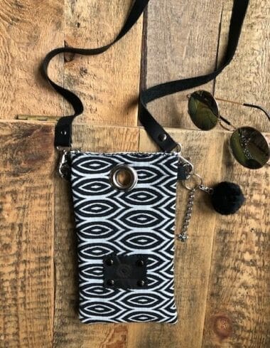 Cross-over festivaltasje van zwart witte gobelin met grafische print