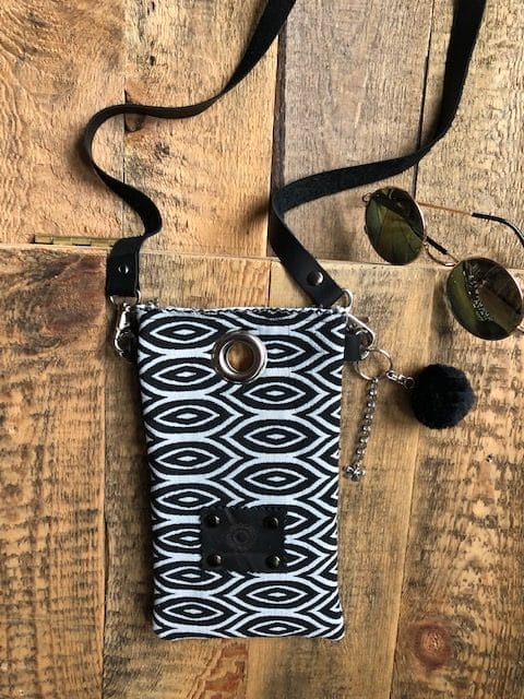 Cross-over festivaltasje van zwart witte gobelin met grafische print