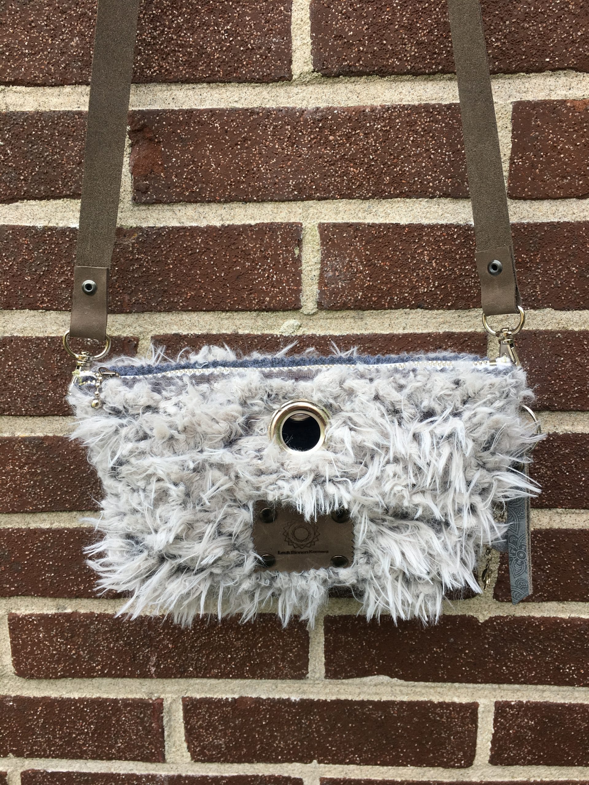 Heuptasje van lichtgrijze langharige fake fur met verstelbare leren riem - Afbeelding 5