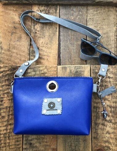 Heuptas van ultramarijn blauwe leatherlook met verstelbare leren riem