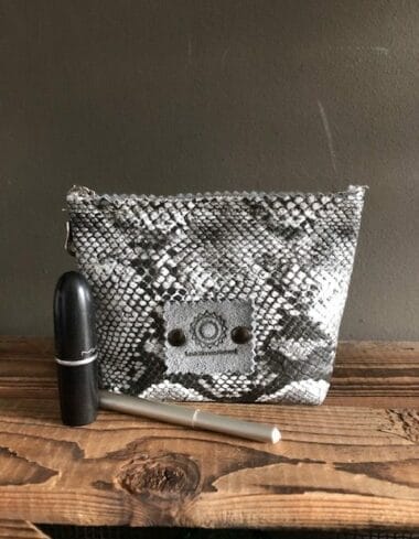Make-up tasje met ritsje van grijze leatherlook slangenprint