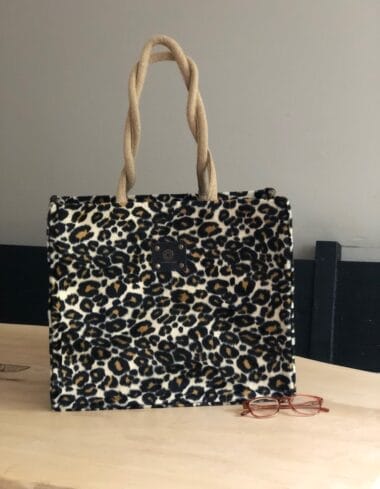 Duurzame jute shopper bekleed met bontachtige stof in panterprint
