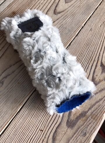 Brilhoesje van zachte grijswitte bontachtige stof