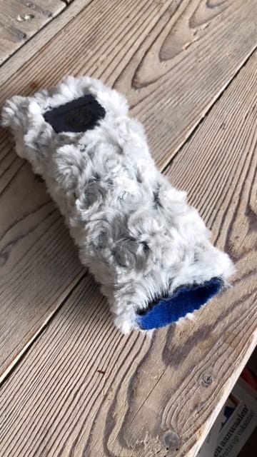 Brilhoesje van zachte grijswitte bontachtige stof