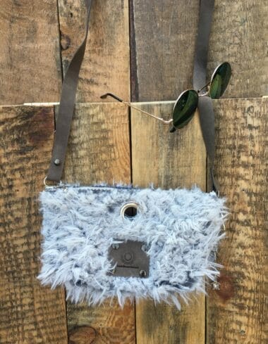 Heuptasje van lichtgrijze langharige fake fur met verstelbare leren riem