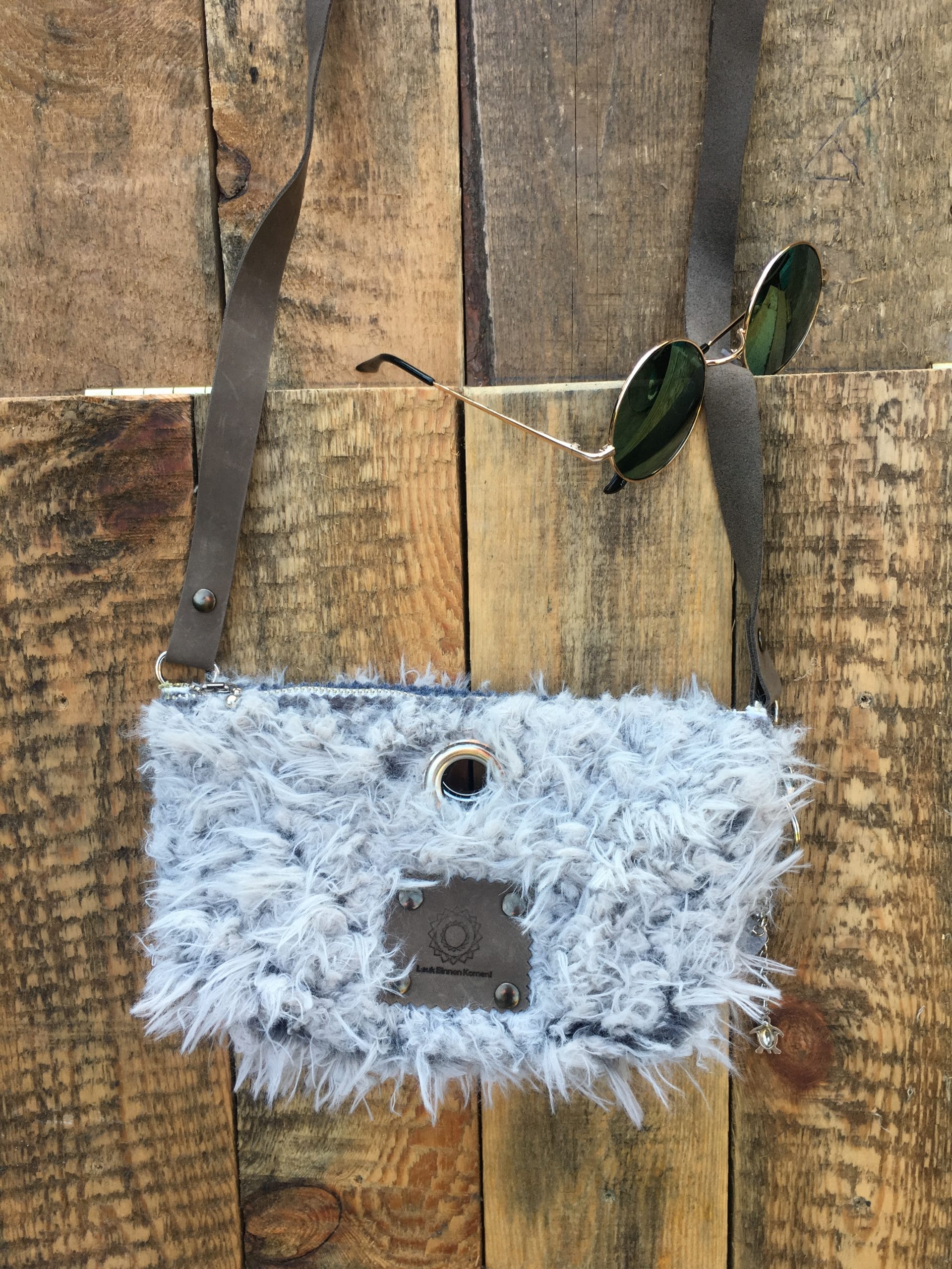 Heuptasje van lichtgrijze langharige fake fur met verstelbare leren riem