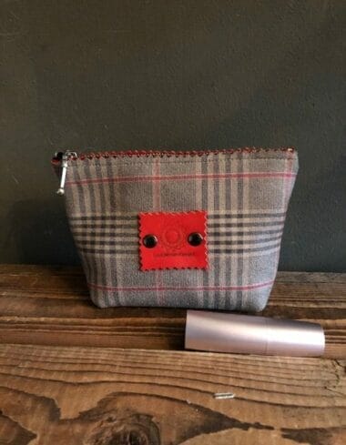 Make-up tasje met ritsje van beige geruite suedine