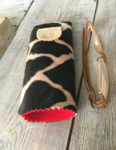 Brilhoesje van zachte donkerbruine bontachtige giraffeprint