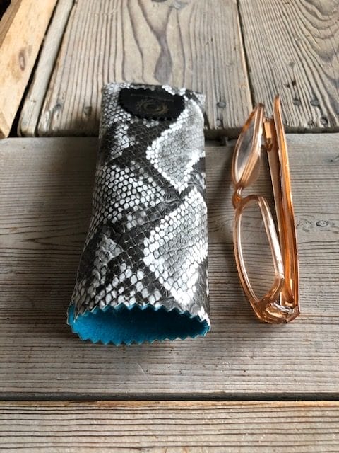 Brilhoesje van grijze leatherlook slangenprint