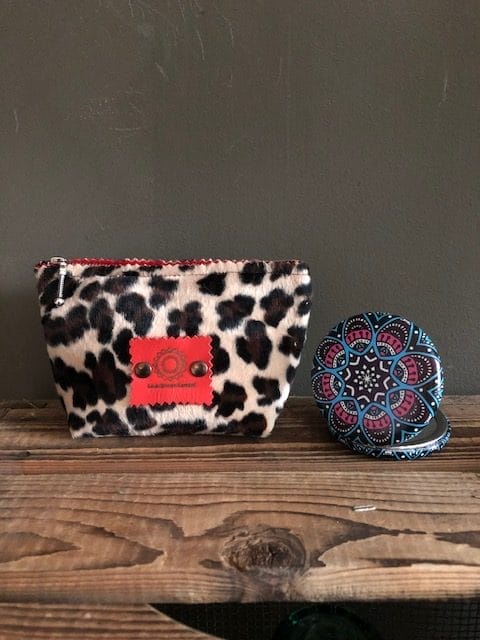 Make-up tasje met ritsje van bontachtige panterprint kleine vlek - Afbeelding 2