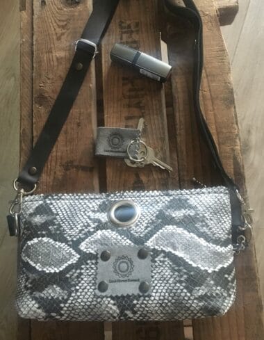 Cross-over festivaltasje van grijze leatherlook slangenprint