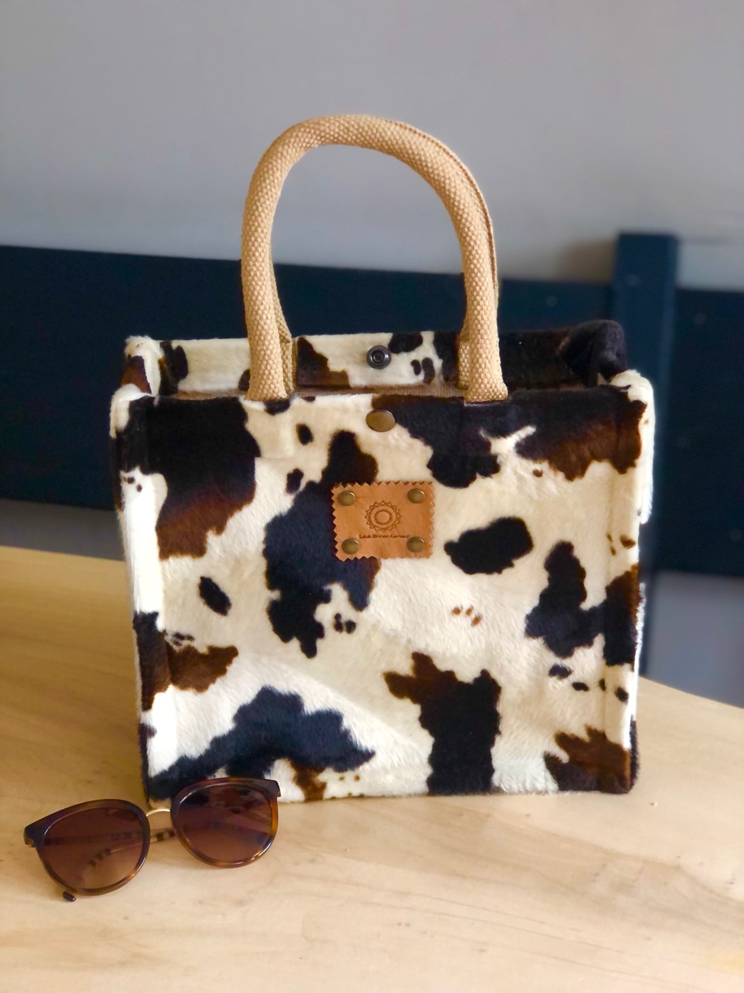 Handtas bekleed met bontachtige bruinbonte koeienprint