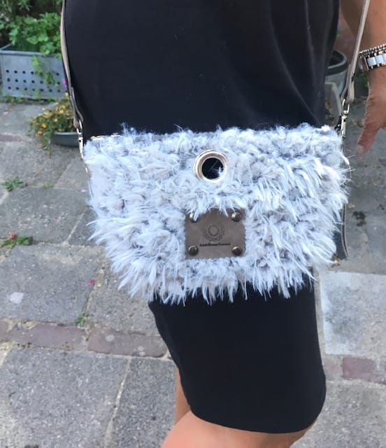 Heuptasje van lichtgrijze langharige fake fur met verstelbare leren riem - Afbeelding 2