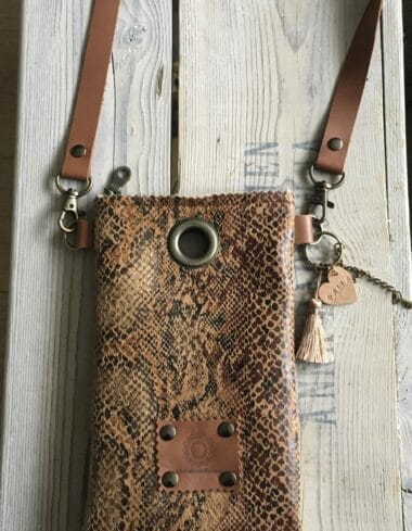 Cross-over festivaltasje van roestbruine leatherlook slangenprint