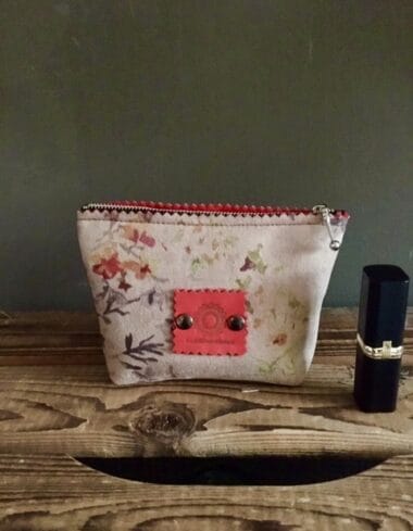 Make-up tasje met ritsje van lichtbruine suedine 'classic flower