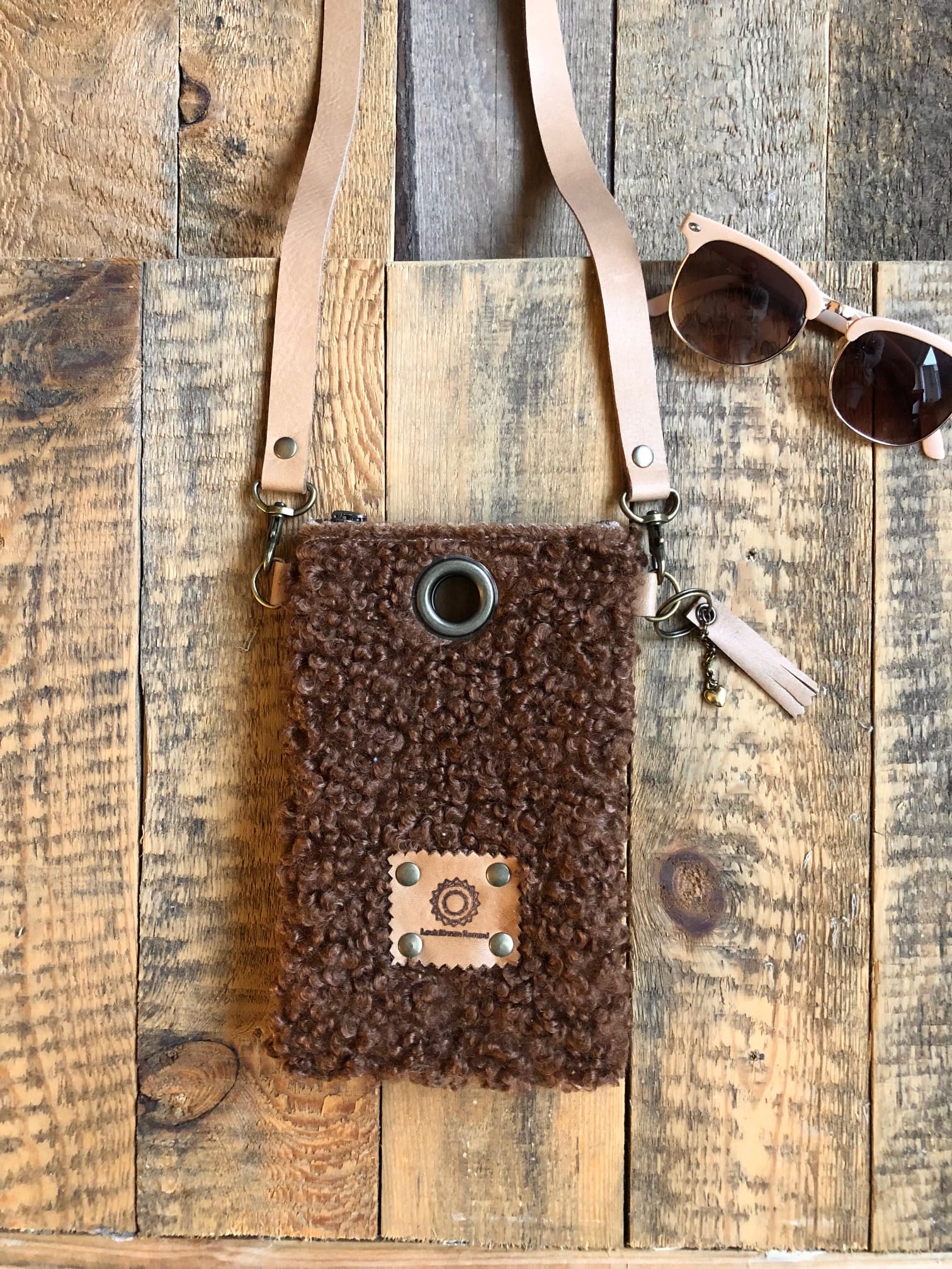 Festivaltasje van bruine zachte Tedolino