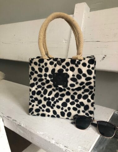 Kleine jute tas bekleed met bontachtige zwart beige cheetahprint