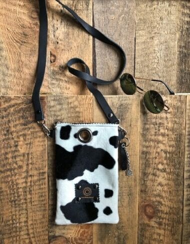 Festivaltasje van bontachtige stof in zwart witte koeienprint