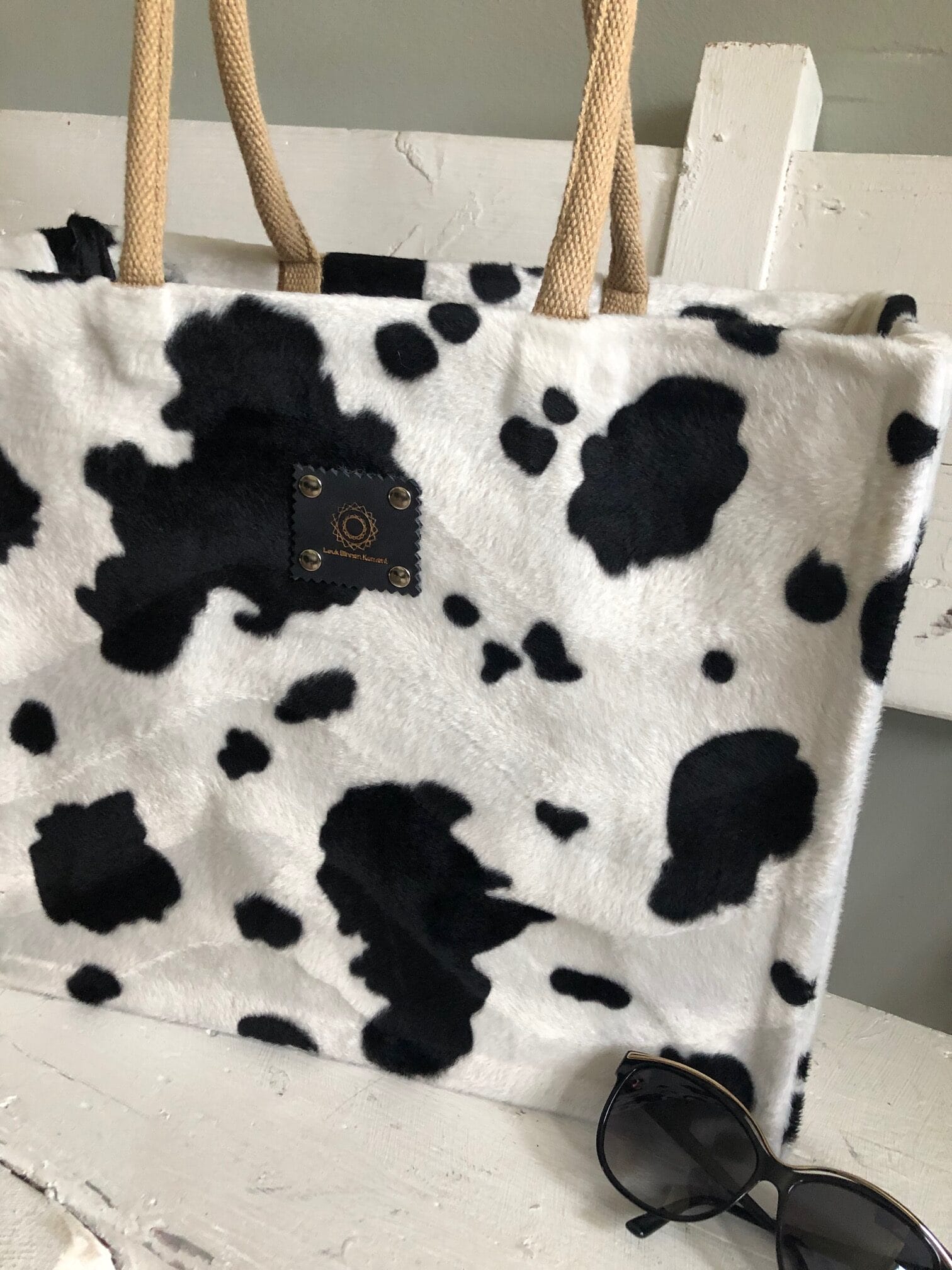 Duurzame jute shopper bekleed met bontachtige zwart witte koeienprint - Afbeelding 4