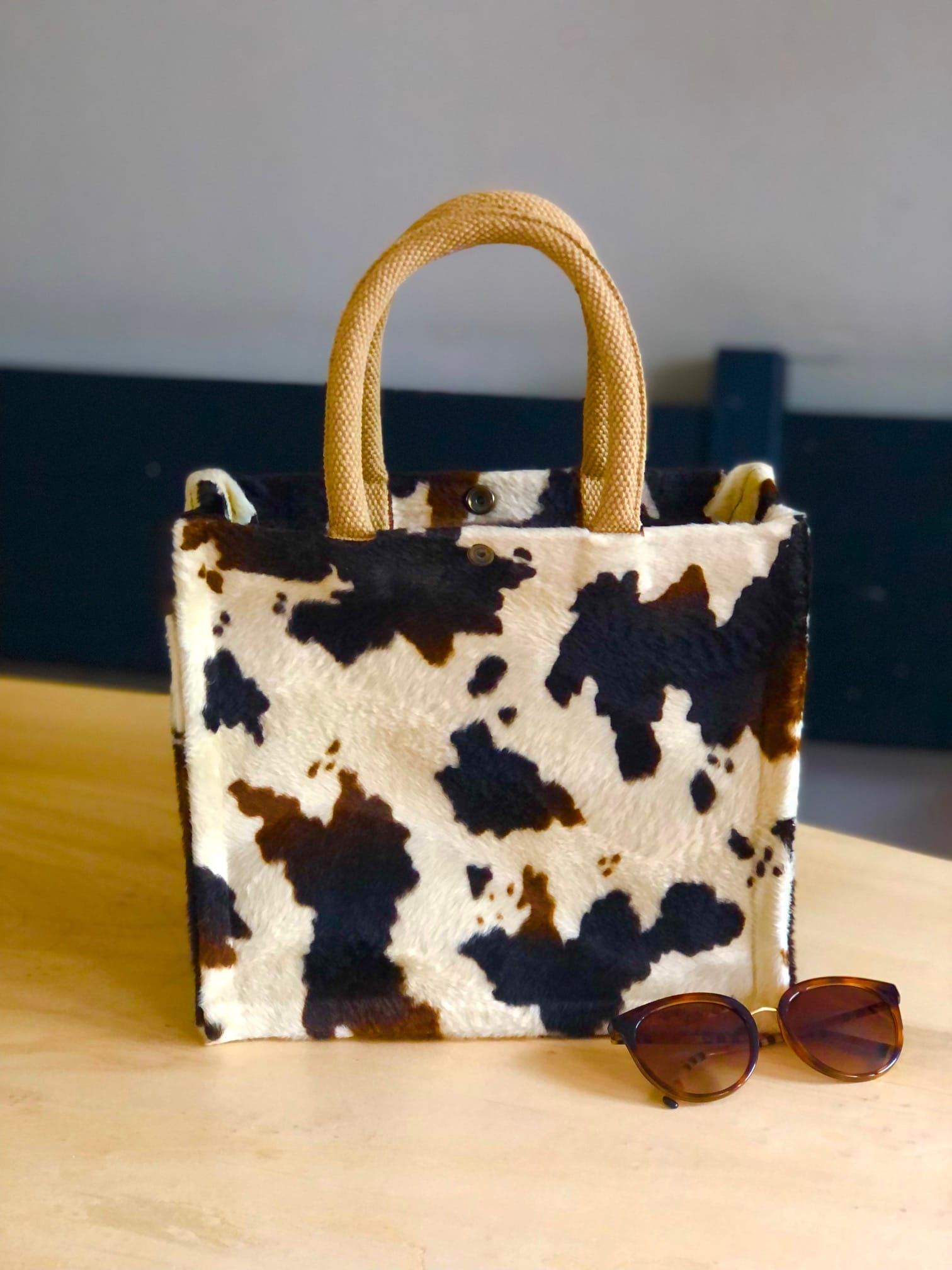 Handtas bekleed met bontachtige bruinbonte koeienprint - Afbeelding 4