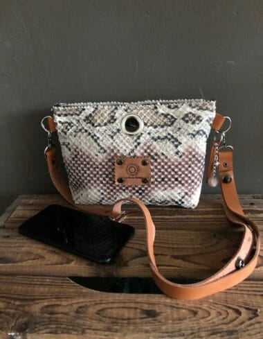 Heuptasje van leatherlook slangenprint roze met een vleugje goud