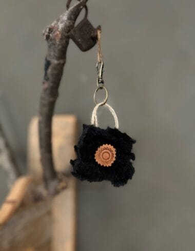 Minitasje sleutelhanger van zwarte fake fur