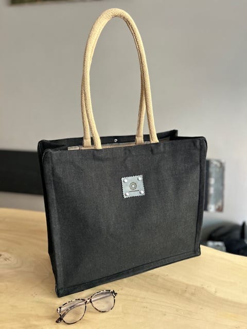 Shopper bekleed met stoere zwarte denim