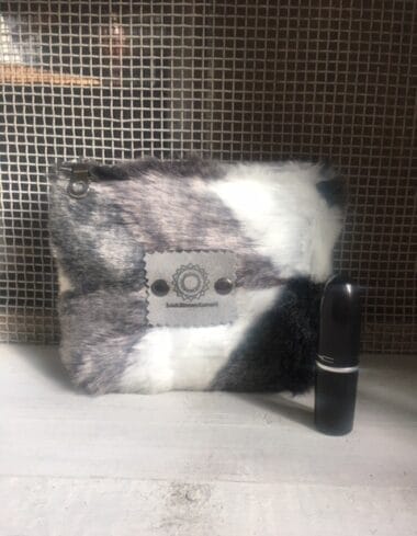 Make-up tasje met ritsje in superzachte grafische fakefur