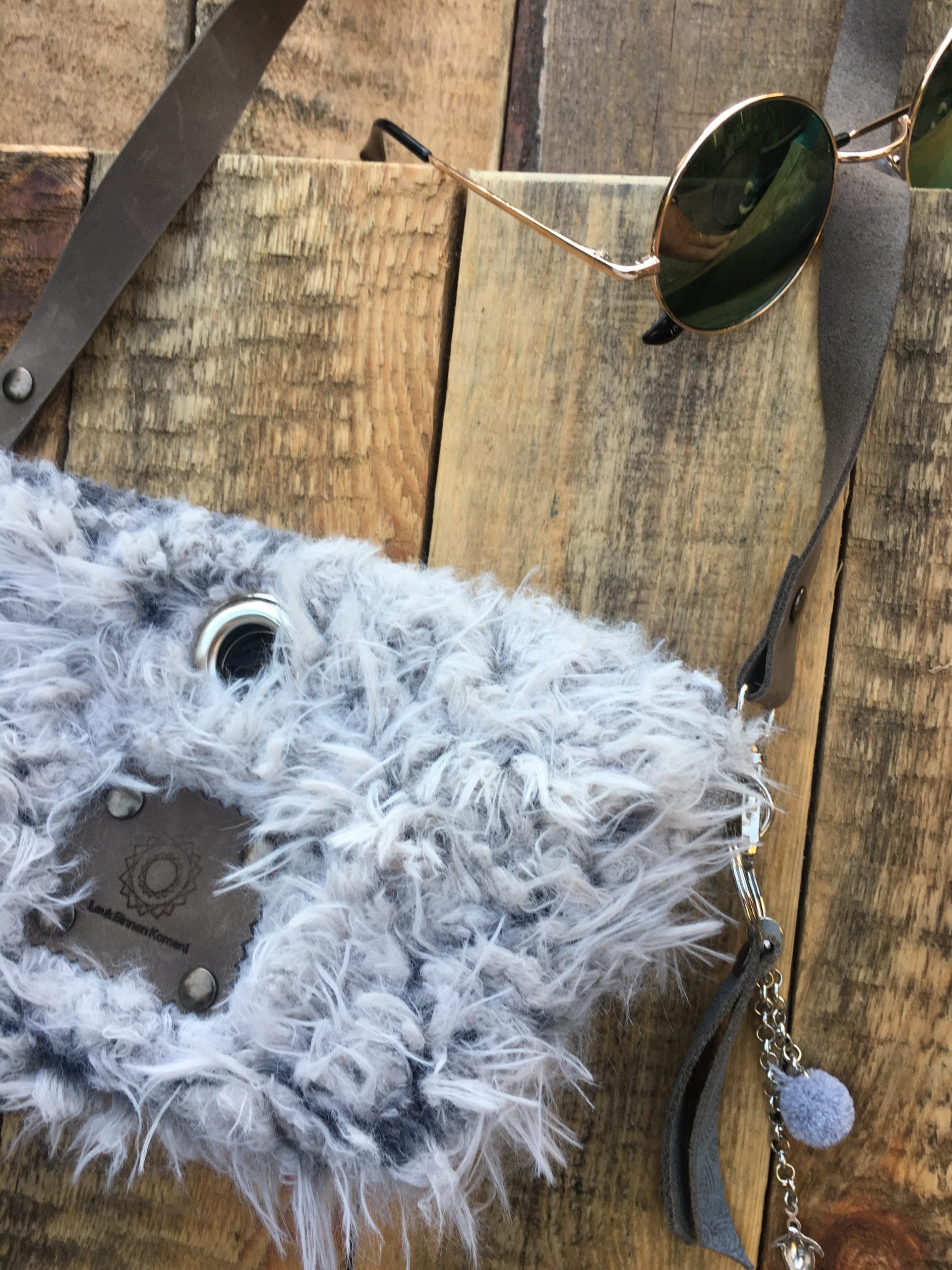 Heuptasje van lichtgrijze langharige fake fur met verstelbare leren riem - Afbeelding 4