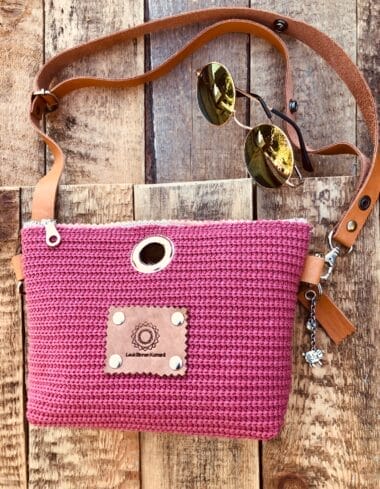 Heuptas van koraalrode gebreide stof met verstelbare leren riem