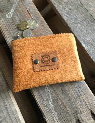 Portemonneetje met ritsje van mosterdgele leatherlook