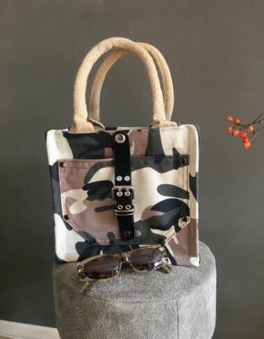 Kleine jute tas bekleed met stoere katoenen camouflageprint