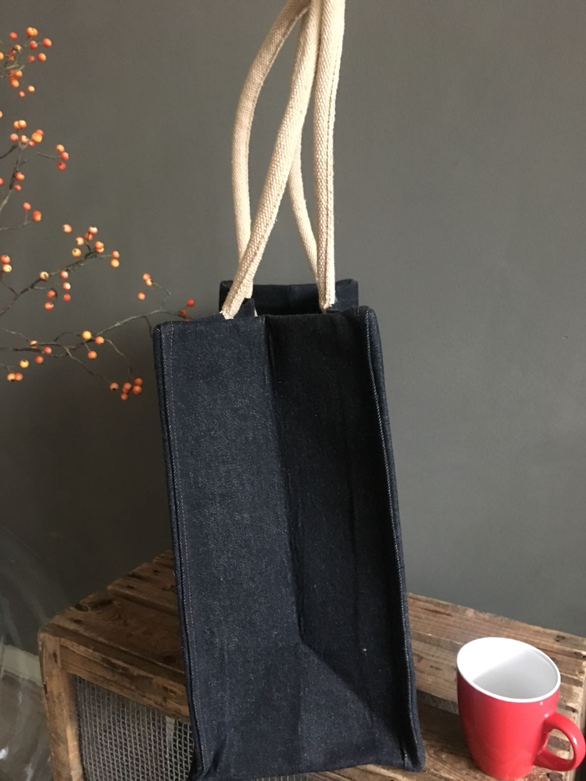 Duurzame jute shopper bekleed met stoere zwarte denim - Afbeelding 2