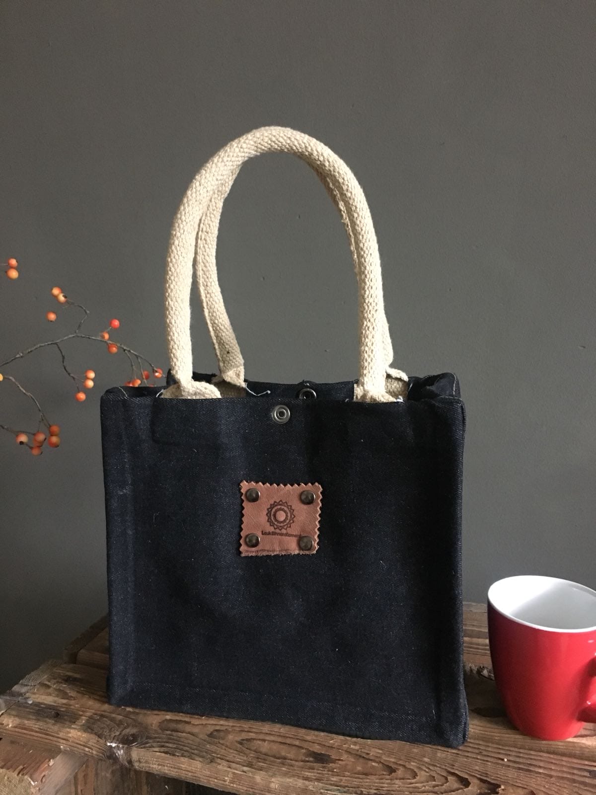 Kleine jute tas bekleed met stoere zwarte denim - Afbeelding 3