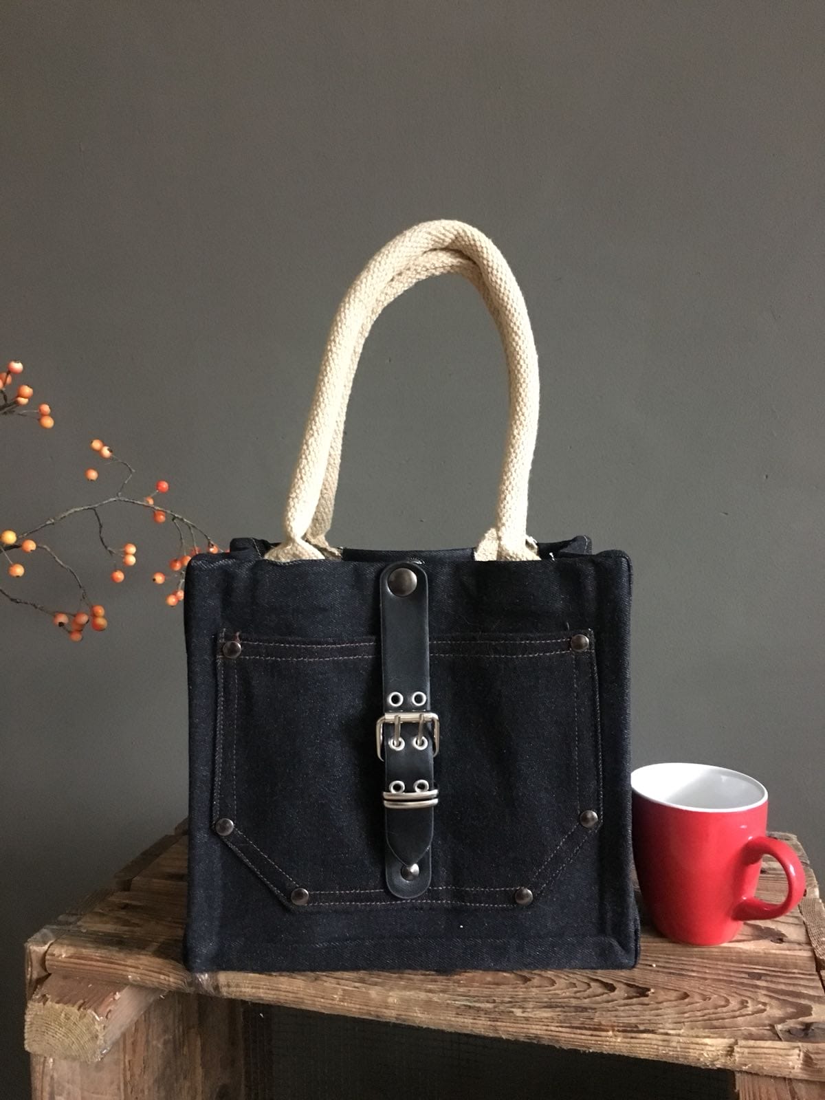 Kleine jute tas bekleed met stoere zwarte denim