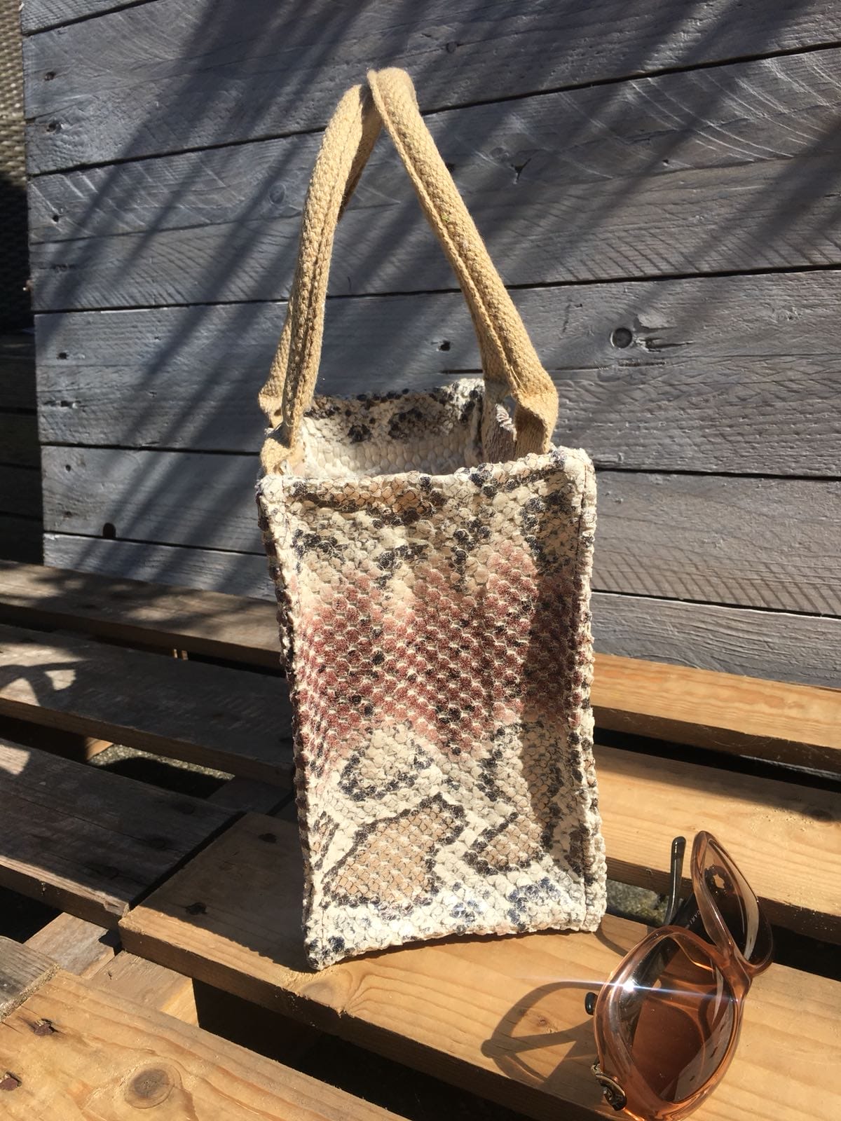 Kleine jute tas bekleed met beige roze leatherlook slangenprint - Afbeelding 2