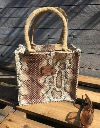 Kleine jute tas bekleed met beige roze leatherlook slangenprint