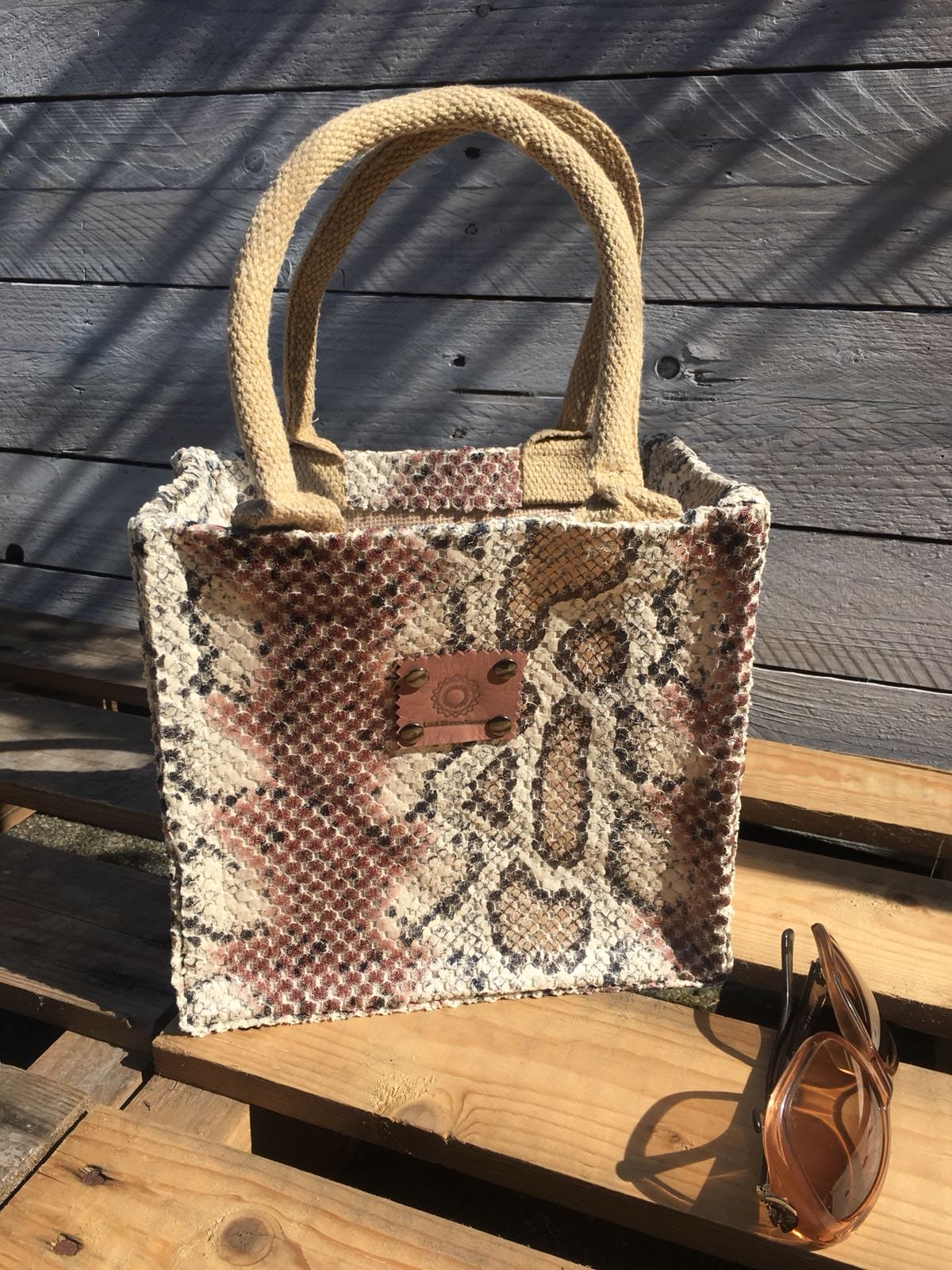 Kleine jute tas bekleed met beige roze leatherlook slangenprint