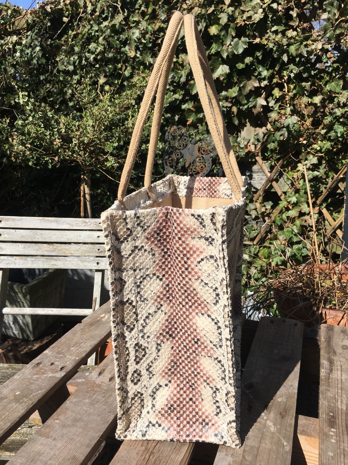 Duurzame shopper bekleed met beige/roze leatherlook slangenprint - Afbeelding 3