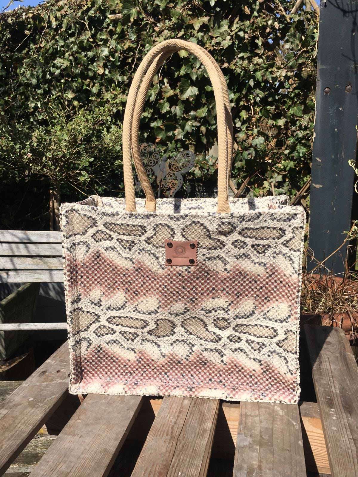 Duurzame shopper bekleed met beige/roze leatherlook slangenprint