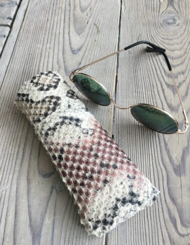 Brilhoesje van leatherlook slangenprint roze en een vleugje goud