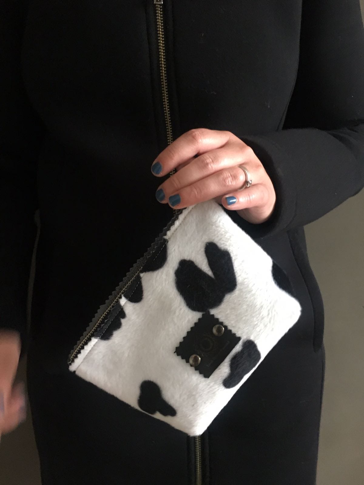 Make-up tasje van bontachtige stof in zwart witte koeienprint - Afbeelding 3