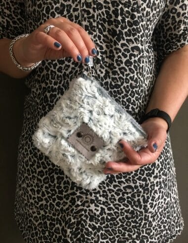 Make-up tasje van zachte wit grijze bontachtige stof