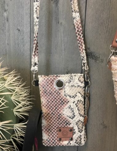 Cross-over festivaltasje van beige met roze leatherlook slangenprint