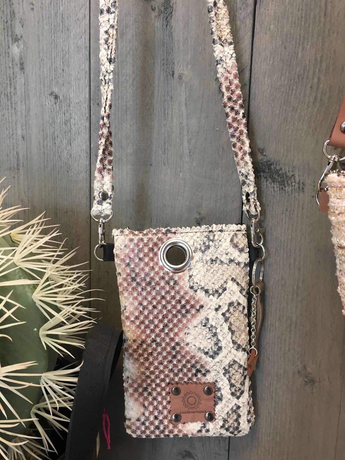 Cross-over festivaltasje van beige met roze leatherlook slangenprint