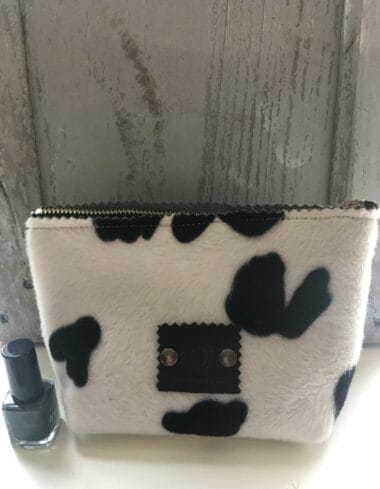 Make-up tasje van bontachtige stof in zwart witte koeienprint