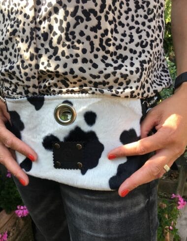 Heuptasje van zachte stof in zwart witte koeienprint