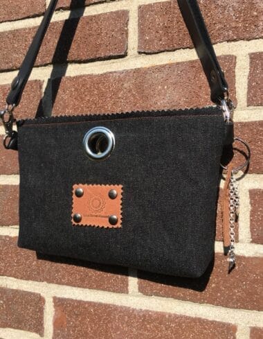 Heuptasje van stoere zwarte spijkerstof( black denim) met leren riem