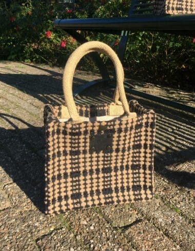 Kleine jute tas bekleed met chique camel zwarte ruitstof met glittertje