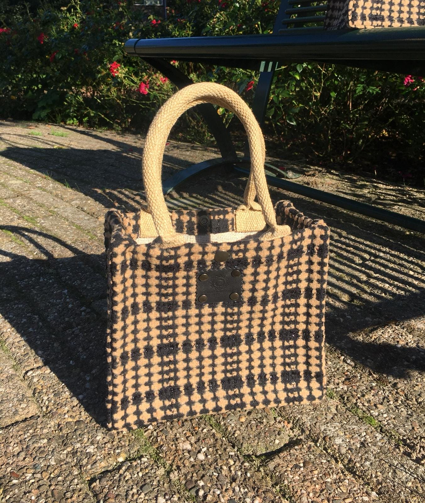 Kleine jute tas bekleed met chique camel zwarte ruitstof met glittertje